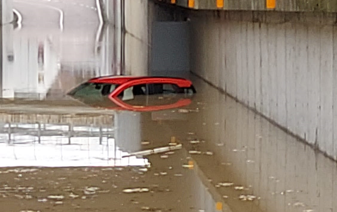 Immagine per Utilizza il sottopasso allagato, la macchina finisce sott'acqua a Ronchi dei Legionari